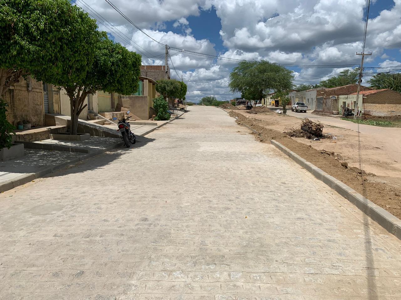 Leia mais sobre o artigo Prefeitura de Sertânia entrega à população mais duas ruas calçadas