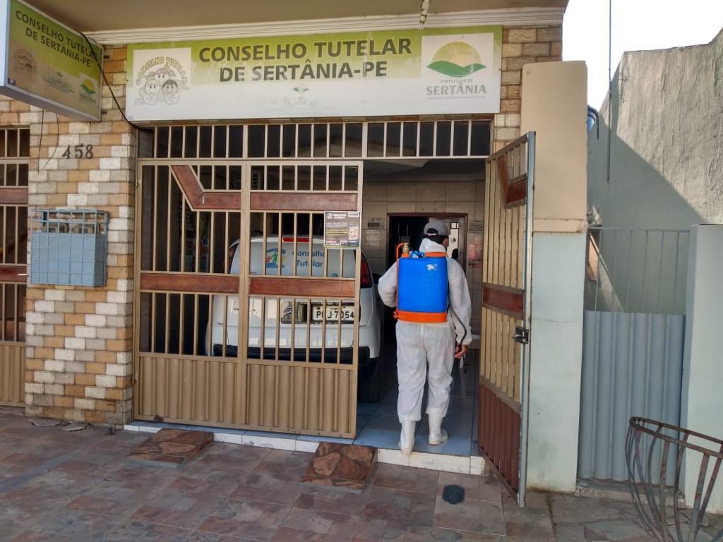 Leia mais sobre o artigo Vigilância em Saúde de Sertânia realiza desinfecção no prédio do Conselho Tutelar