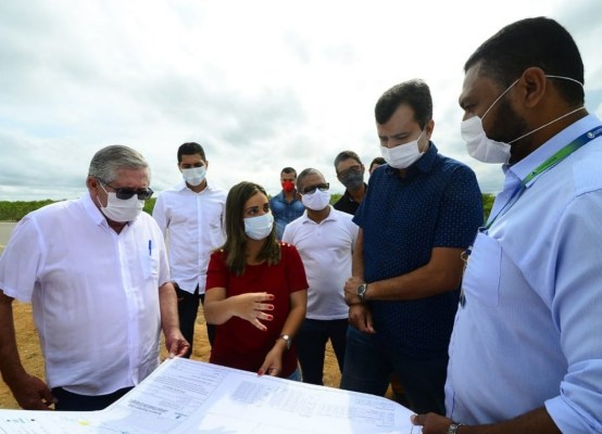 Leia mais sobre o artigo Sertânia: Secretária vistoria rodovias e debate abastecimento para área rural