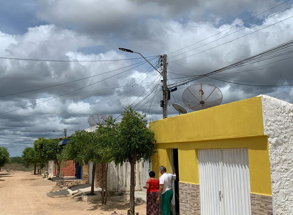 Leia mais sobre o artigo Em Sertânia, bairros Mocoquinha, Mococão e Ferro Novo recebem iluminação de led