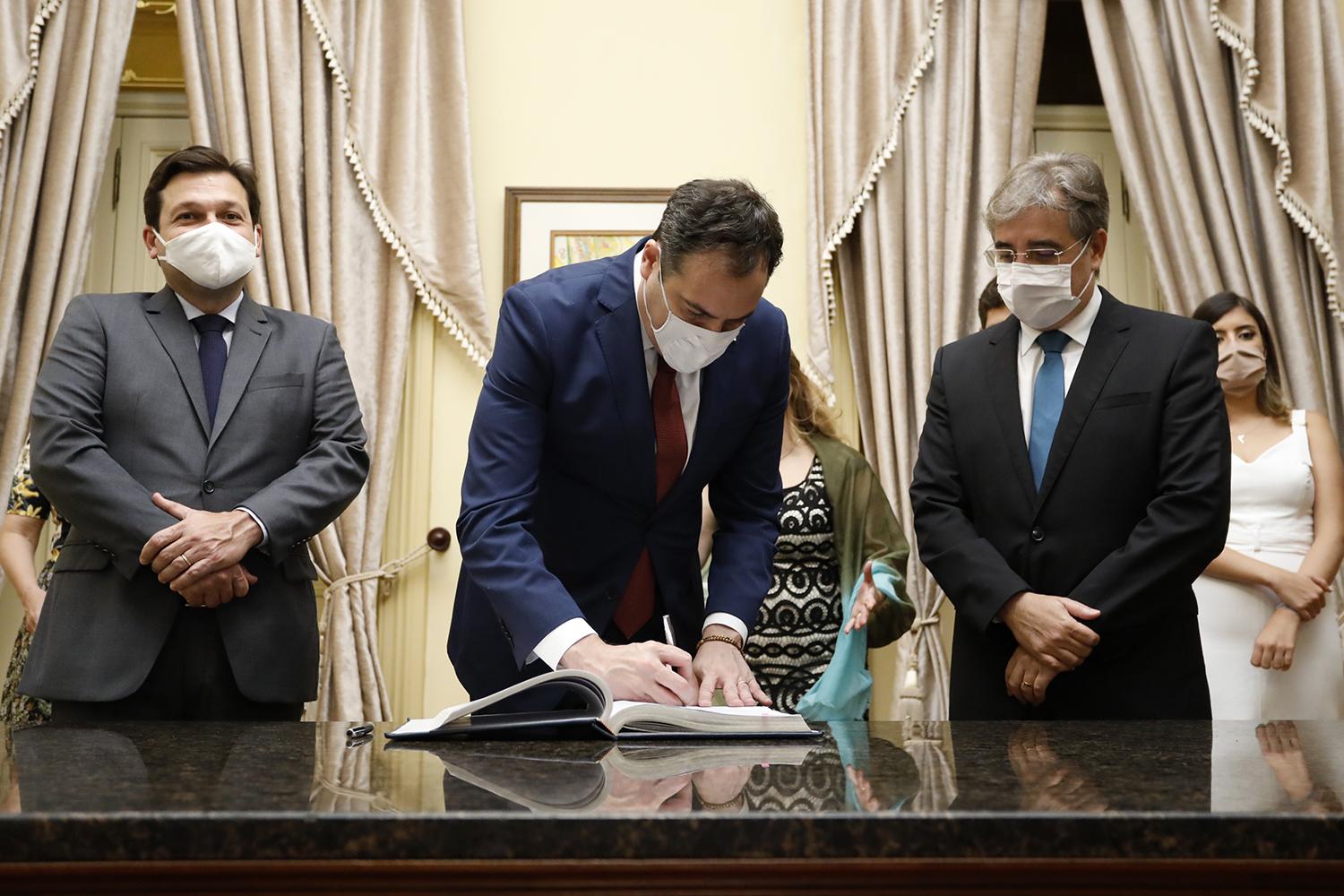 Leia mais sobre o artigo Paulo Câmara empossa secretários de Desenvolvimento Econômico e de Educação e Esportes