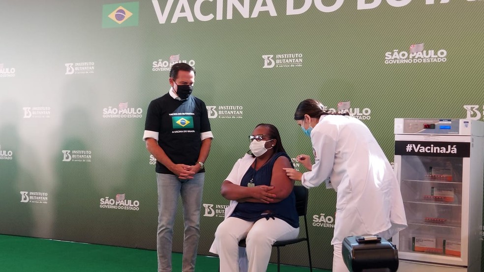 Leia mais sobre o artigo Enfermeira foi a primeira pessoa a ser vacinada contra a Covid-19 no Brasil