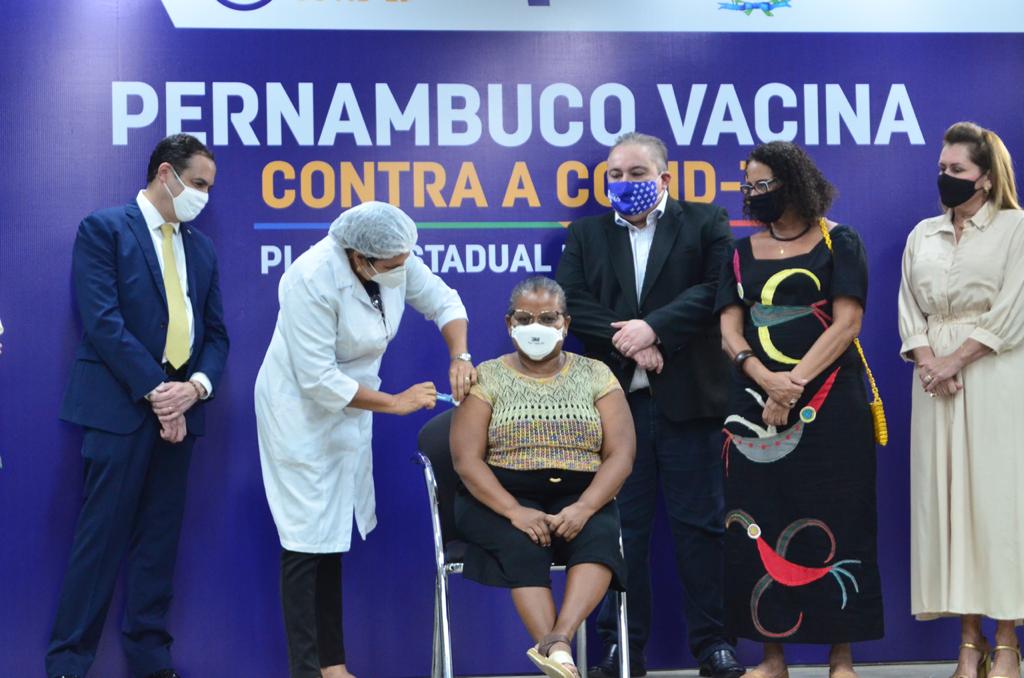 Leia mais sobre o artigo Vacina contra a Covid-19 é aplicada pela primeira vez em Pernambuco