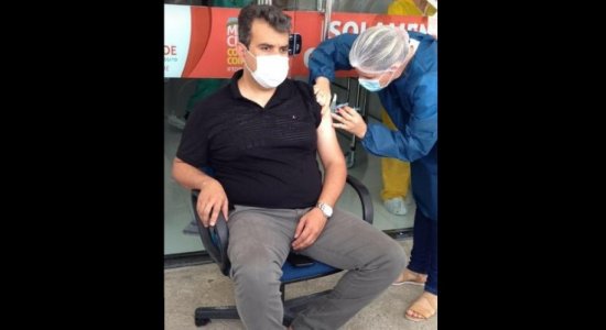 Leia mais sobre o artigo Secretário de Saúde fura fila da vacinação contra a Covid-19 em São José do Egito