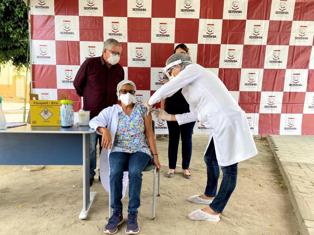 Leia mais sobre o artigo Sertânia recebe doses da Coronavac e inicia vacinação contra Covid-19