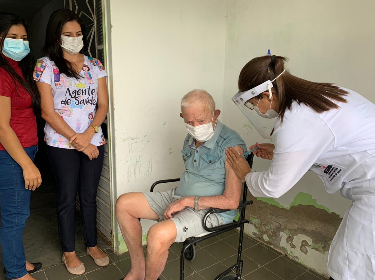 Leia mais sobre o artigo Sertânia inicia vacinação contra Covid-19 para idosos a partir de 85 anos