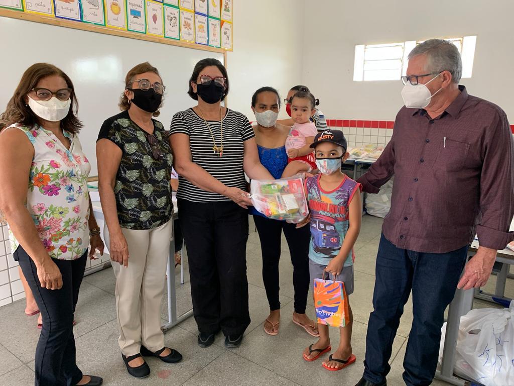 Leia mais sobre o artigo Prefeitura de Sertânia entrega kits escolares para alunos da rede municipal de ensino