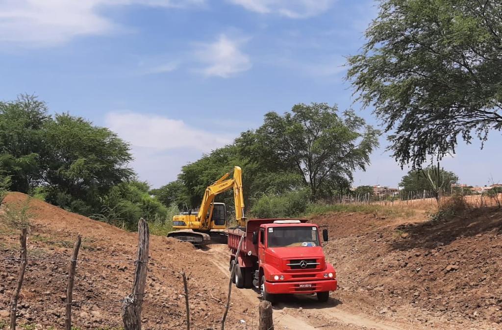 Leia mais sobre o artigo Iniciados os trabalhos de limpeza e desassoreamento do rio Moxotó em Sertânia