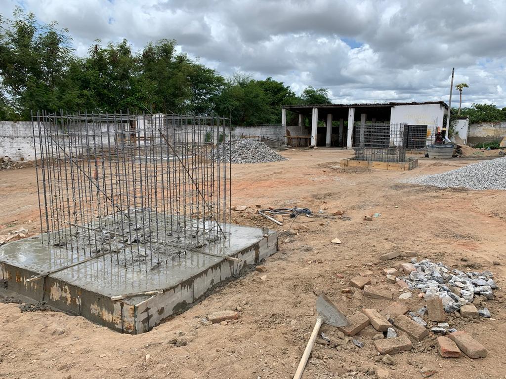 Leia mais sobre o artigo Pátio para a feira livre de Sertânia começa a ser construído