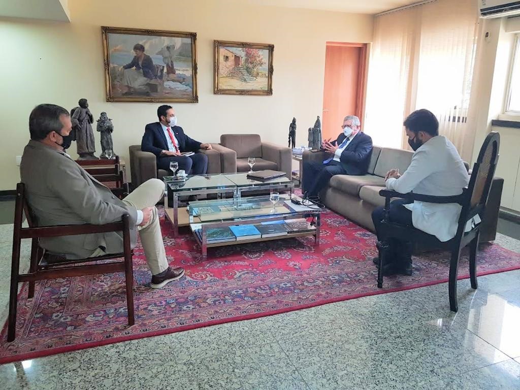 Leia mais sobre o artigo Prefeito de Sertânia se reúne com reitor da UFPE