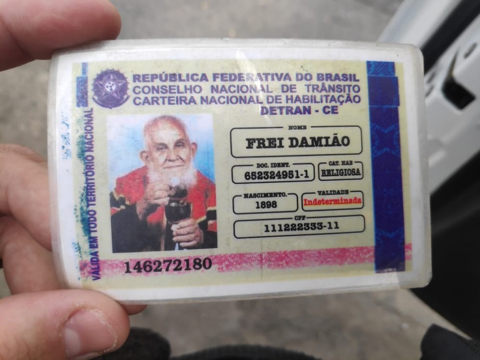 Leia mais sobre o artigo Idoso parado em blitz apresenta ‘carteira de habilitação’ de Padre Cícero e Frei Damião
