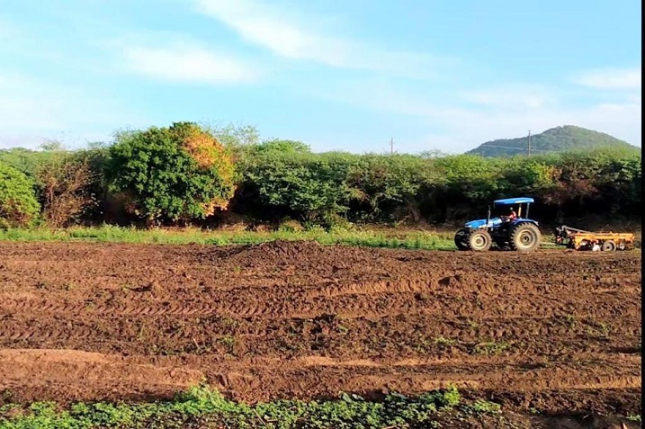 Leia mais sobre o artigo Prefeitura de Sertânia conclui aração de terra na região quilombola do Severo