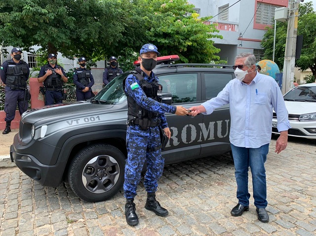 Leia mais sobre o artigo Prefeitura de Sertânia entrega viatura à Ronda Ostensiva Municipal