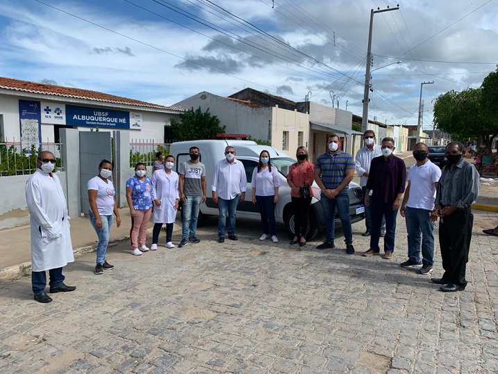 Leia mais sobre o artigo Prefeito de Sertânia entrega ambulância em Albuquerque Né