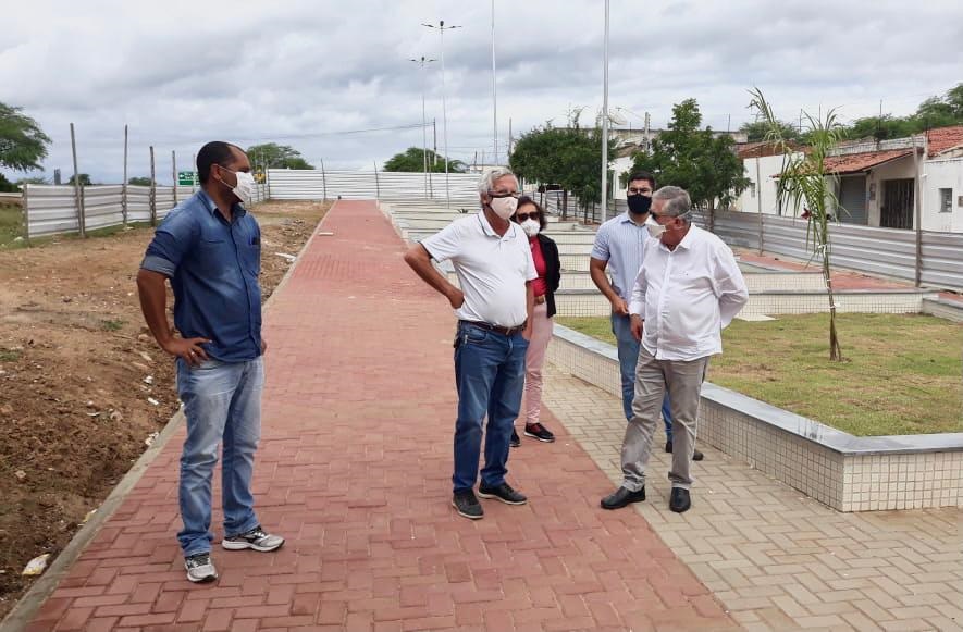 Leia mais sobre o artigo Prefeito de Sertânia vistoria obras no município
