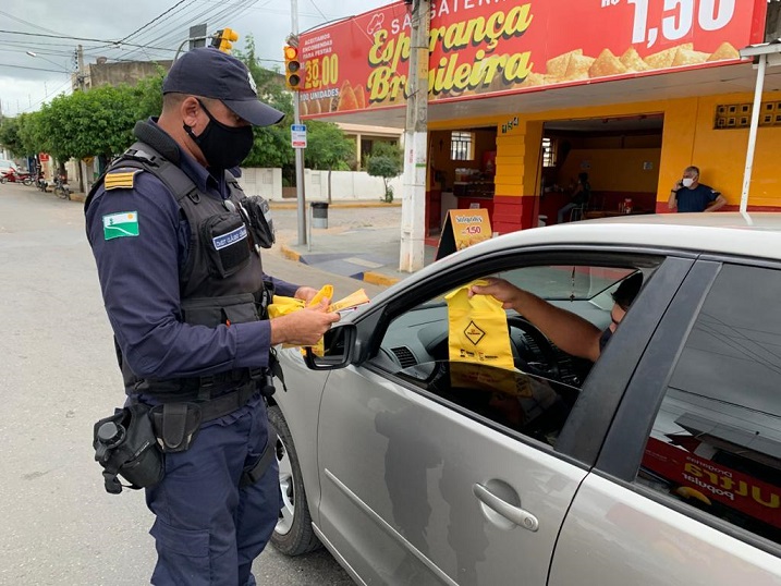 Leia mais sobre o artigo Secretaria de Segurança e Mobilidade Urbana de Sertânia realiza panfletagem dentro da campanha Maio Amarelo