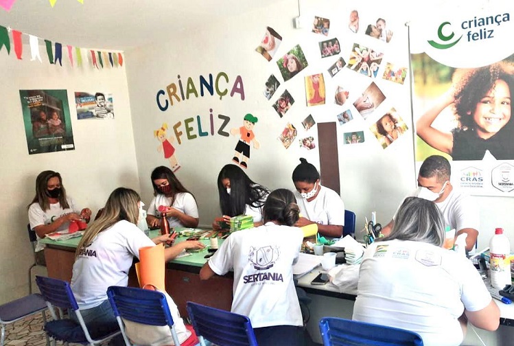 Leia mais sobre o artigo Equipe do Programa Criança Feliz de Sertânia confecciona Cadernos de Atividades de Junho