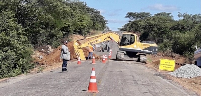 Leia mais sobre o artigo Governo de Pernambuco executa obras de requalificação da PE-337, no Sertão do Pajeú