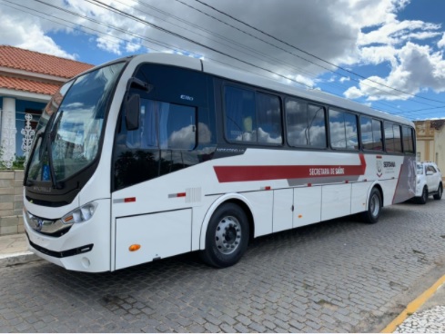 Leia mais sobre o artigo Prefeitura de Sertânia entrega ônibus para transporte de pacientes do TFD