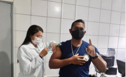 Leia mais sobre o artigo Guardas Civis Municipais de Sertânia recebem primeira dose da vacina contra a Covid-19