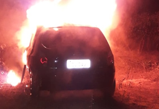 Leia mais sobre o artigo Veículo que havia sido roubado é localizado em chamas em Sertânia