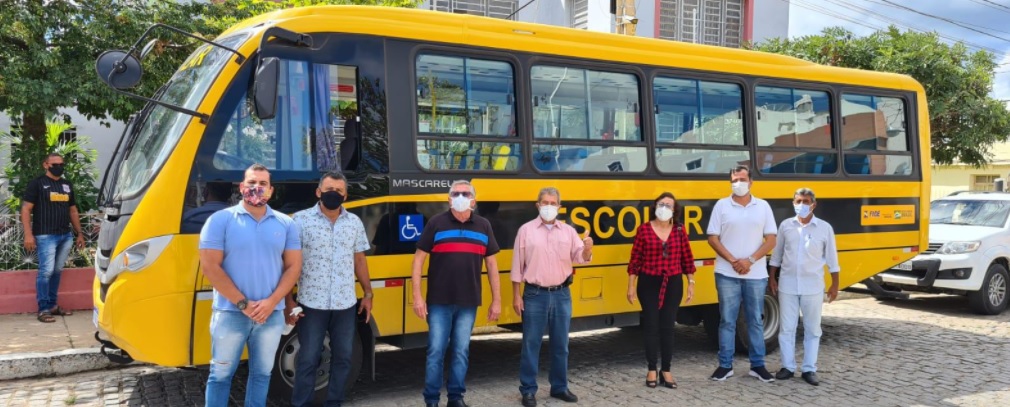 Leia mais sobre o artigo Prefeitura de Sertânia recebe novo ônibus para reforçar a frota escolar