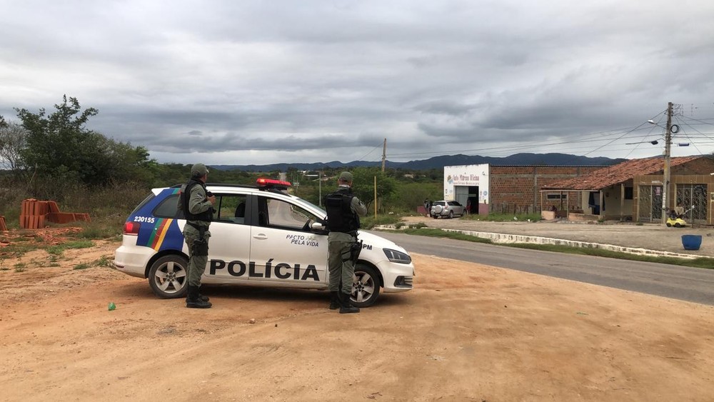 Leia mais sobre o artigo Um policial militar e três criminosos morrem em troca de tiros na BR-232, em Arcoverde