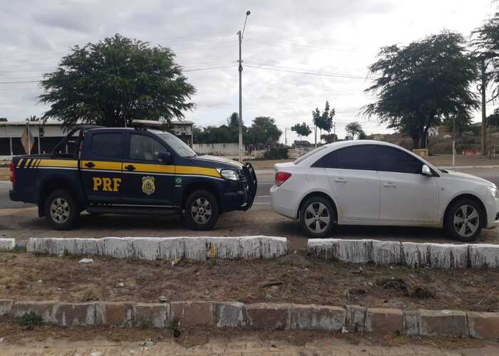 Leia mais sobre o artigo Dupla é detida em Sertânia com carro roubado em Arcoverde