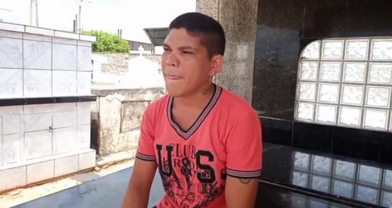 Leia mais sobre o artigo Homem ‘mora’ em cemitério na PB há cerca de 3 anos: ‘a gente tem medo de quem tá vivo’