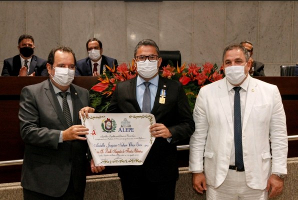 Leia mais sobre o artigo Rogério Leão participa da entrega de comendas a Chefes dos Poderes do Estado