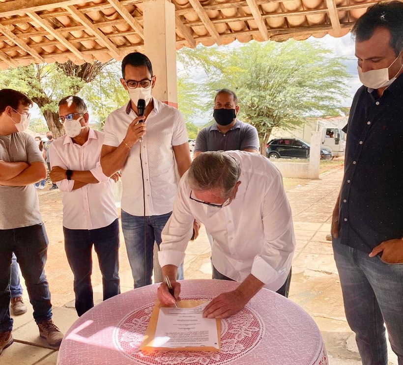 Leia mais sobre o artigo SertÃ¢nia: Ã‚ngelo autoriza construÃ§Ã£o da murada do Centro Social Urbano