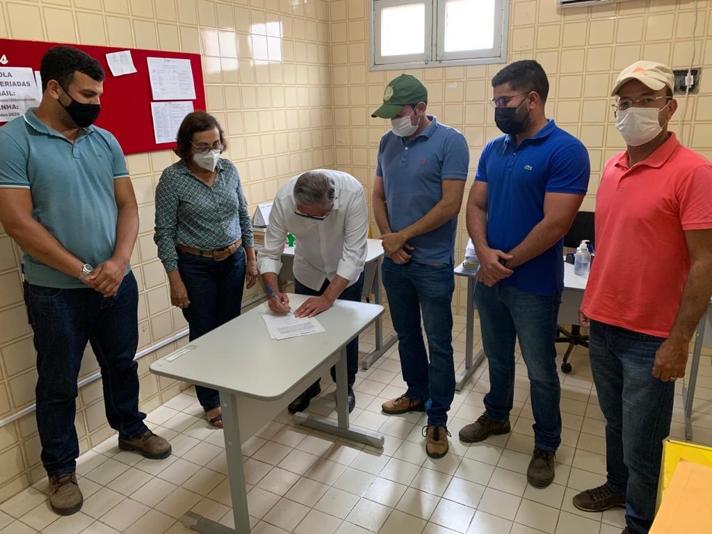 Leia mais sobre o artigo Prefeito de Sertânia assina ordem de serviço para ampliação de creche