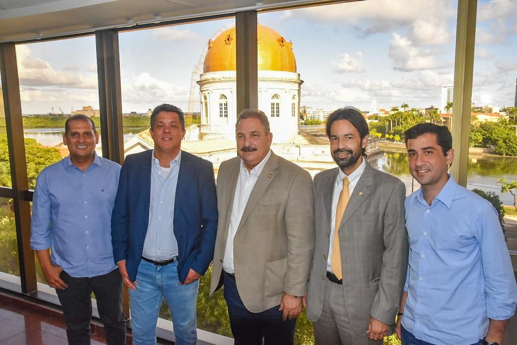 Leia mais sobre o artigo Eriberto Medeiros debate integraÃ§Ã£o regional com parlamentares