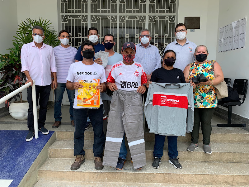 Leia mais sobre o artigo Prefeitura de SertÃ¢nia entrega fardamentos