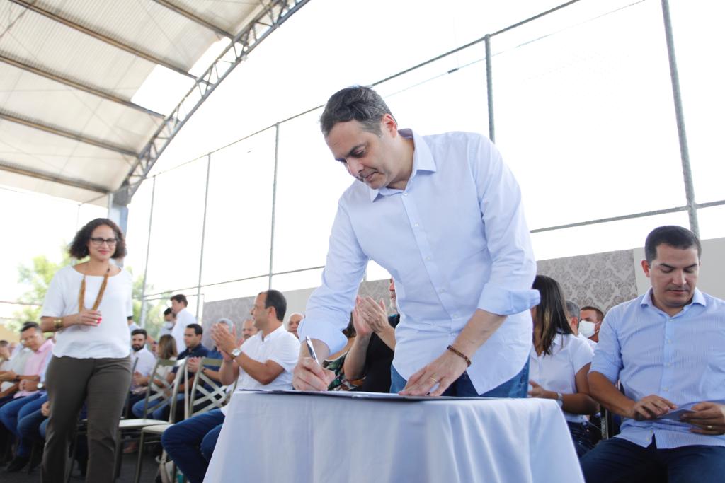 Leia mais sobre o artigo Em Saloá, Paulo Câmara autoriza início das obras de implantação da PE-223