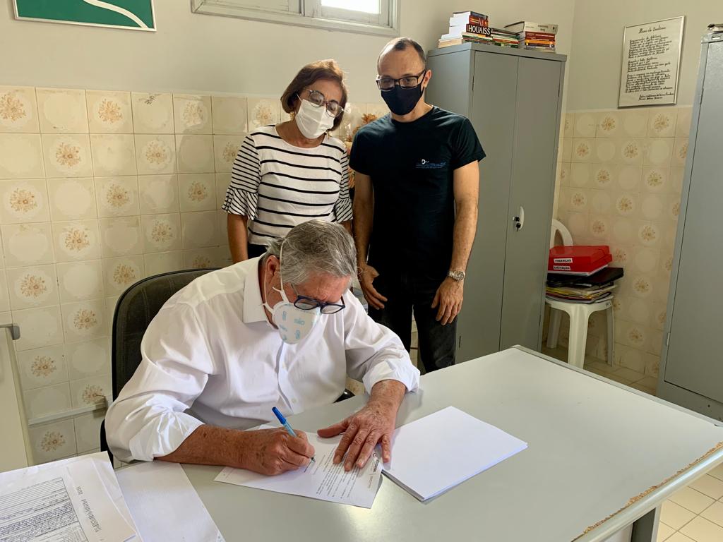 Leia mais sobre o artigo Prefeito Ângelo Ferreira sanciona projeto de lei que revisa Plano de Cargos, Carreiras e Remuneração do Magistério