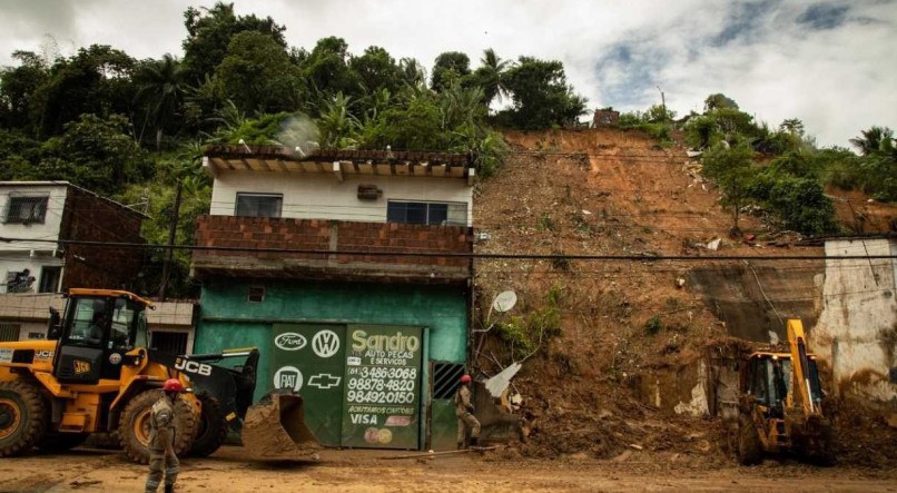 Leia mais sobre o artigo Paulo Câmara propõe inclusão das famílias desabrigadas pela chuva em programa habitacional