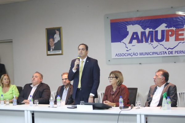 Leia mais sobre o artigo Em reunião da AMUPE, Paulo Câmara anuncia repasse de R$ 222,5 milhões aos municípios