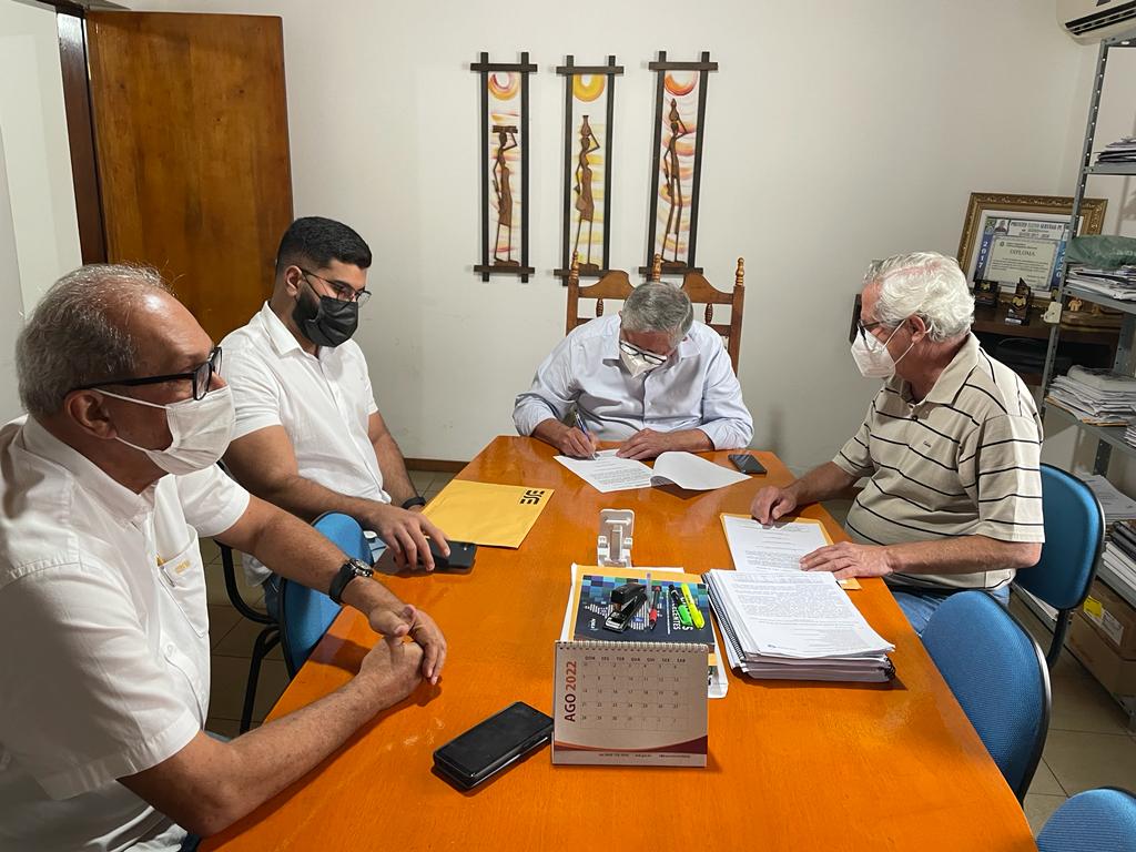 Leia mais sobre o artigo Prefeito Ângelo Ferreira assina ordem de serviço para obras de recapeamento asfáltico em Sertânia