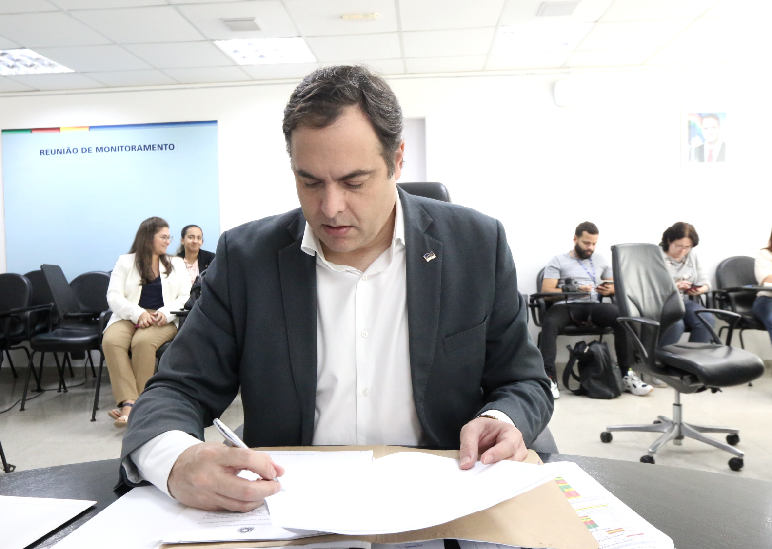 Leia mais sobre o artigo Paulo Câmara sanciona leis que garantem assistência às vítimas das chuvas