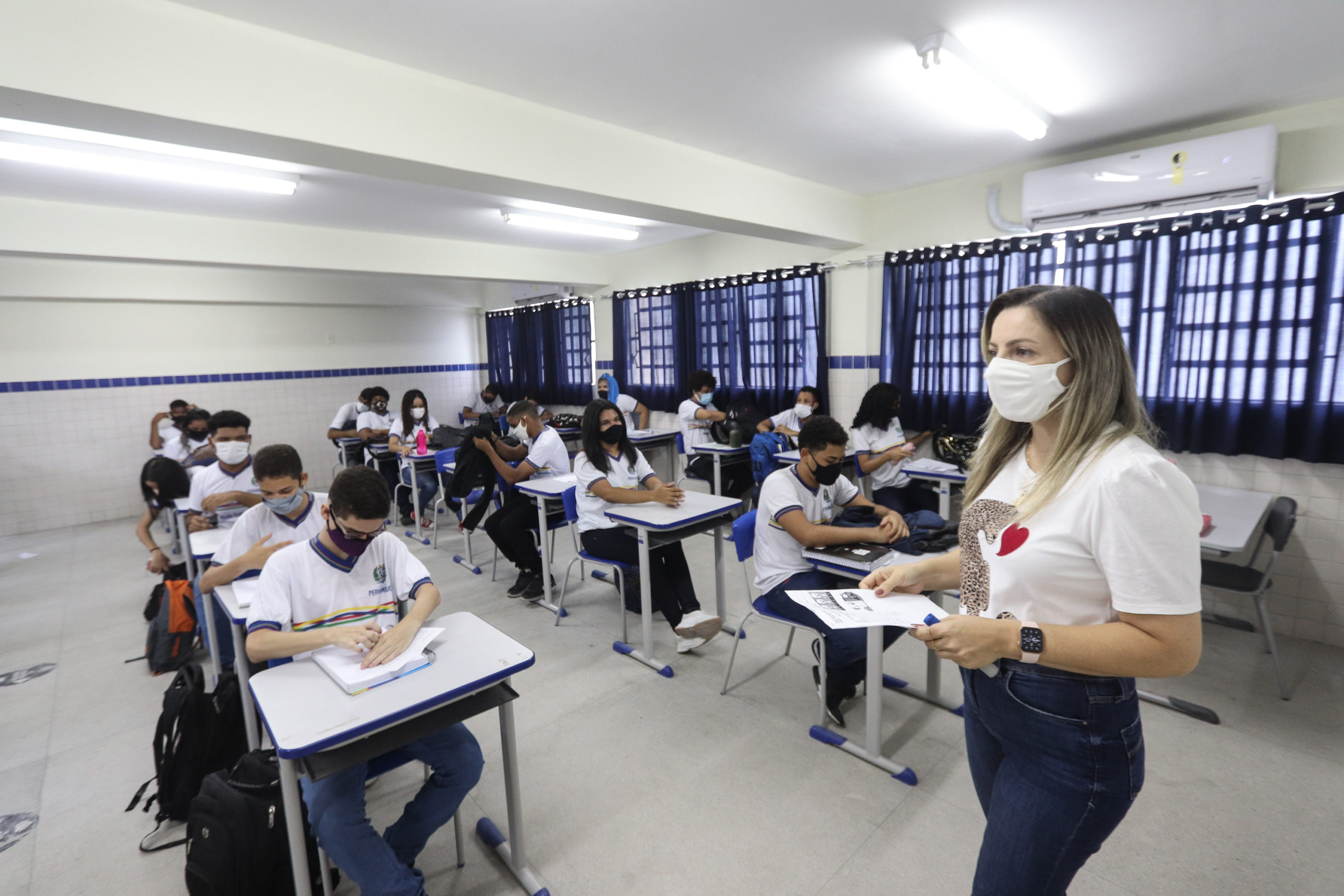 Leia mais sobre o artigo Máscaras deixam de ser obrigatórias nas escolas de ensino médio em Pernambuco