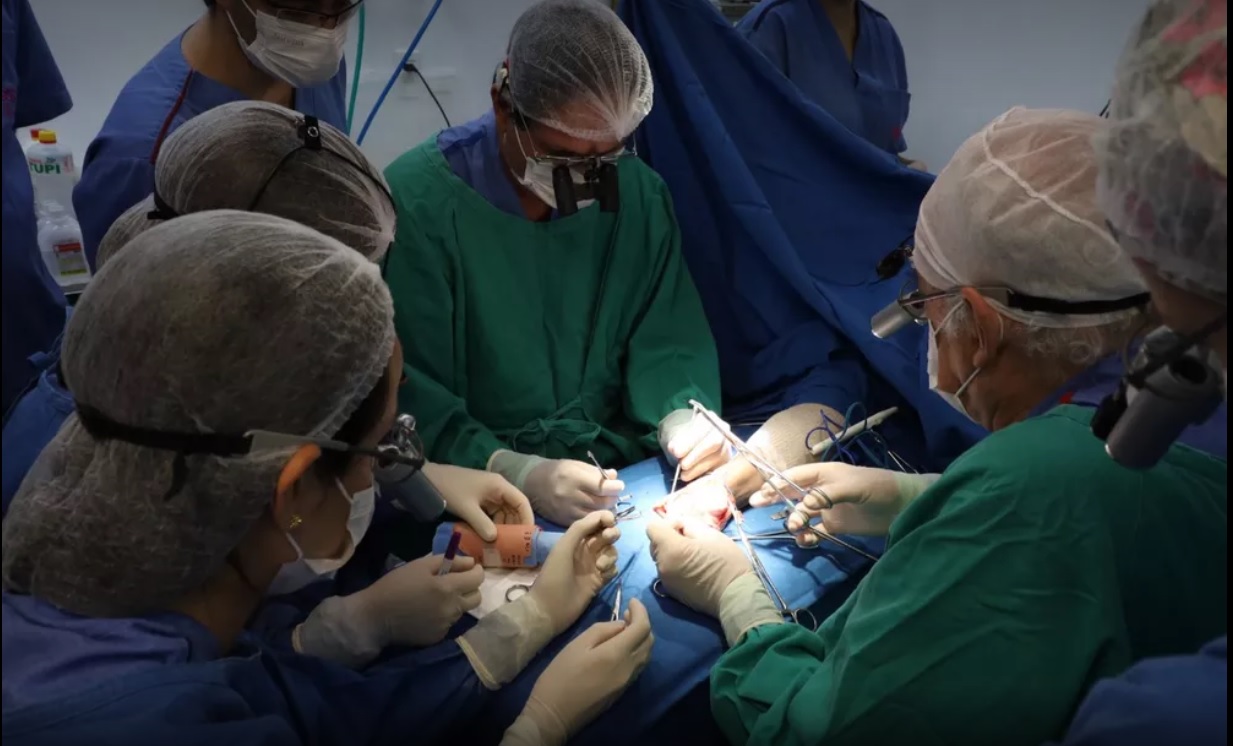 Leia mais sobre o artigo Agricultor de Monteiro (PB) tem mão esquerda reimplantada no braço direito no Recife