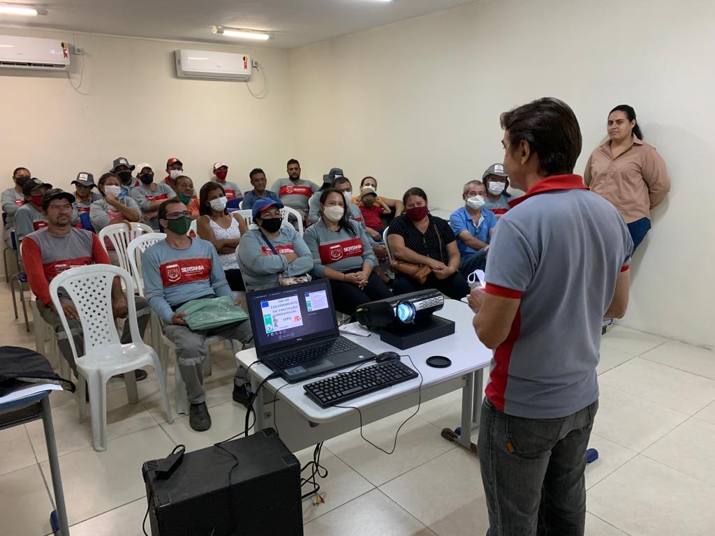 Leia mais sobre o artigo Garis de Sertânia passam por capacitação sobre gerenciamento de resíduos sólidos e segurança do trabalho