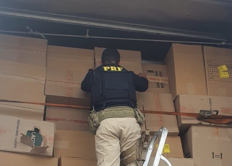 Leia mais sobre o artigo Caminhão carregado com calçados falsificados é retido pela PRF em Sertânia