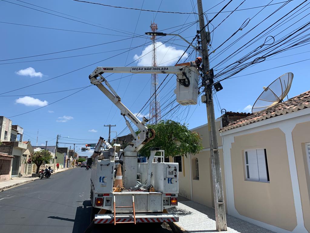 Leia mais sobre o artigo Prefeitura de Sertânia segue com processo de modernização da iluminação pública e instala mais 200 lâmpadas de LED