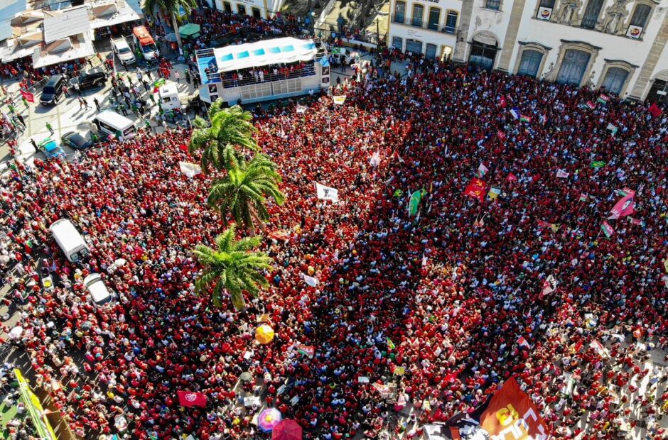 Leia mais sobre o artigo Apoiadores de Lula lotam o Centro do Recife em ato de campanha nesta sexta-feira (14)