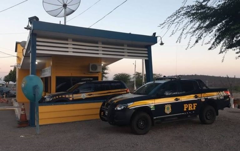 Leia mais sobre o artigo Motorista é detido pela PRF em Sertânia após alugar caminhonete irregular