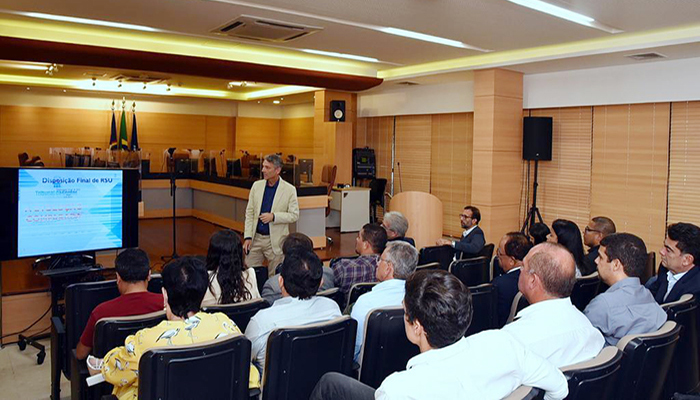 Leia mais sobre o artigo Prefeitos se reúnem no TCE para tratar da eliminação dos lixões