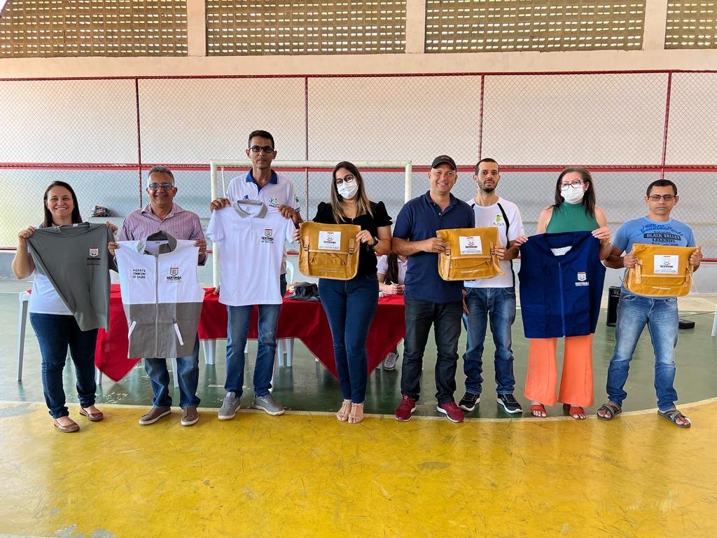 Leia mais sobre o artigo Agentes de Saúde e de Endemias de Sertânia recebem novo fardamento