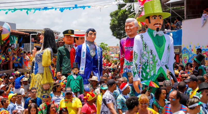 Leia mais sobre o artigo Terça-feira tem encontro dos bonecos gigantes em Olinda